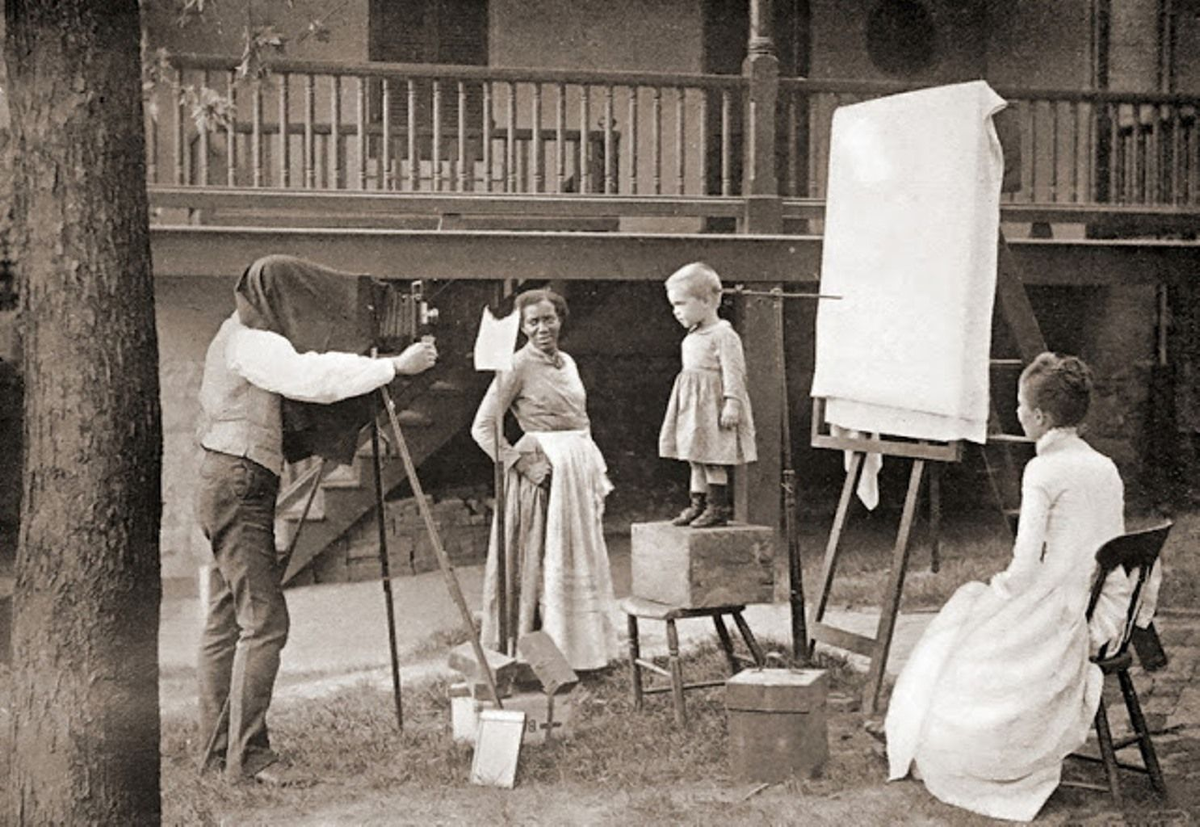 Фотограф начало 20 века. Фотоателье 19 век. Фотограф 19 века. Старинная Фотомастерская. Старинный фотограф.