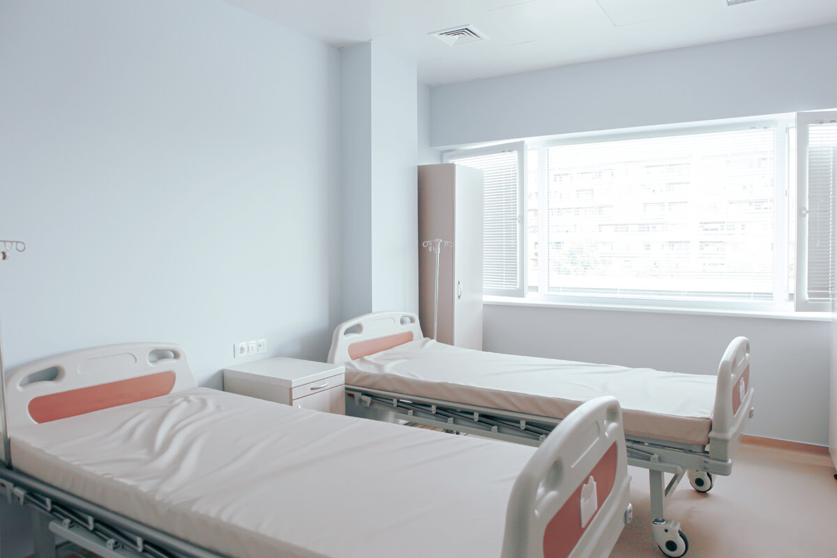 <a href="https://ru.freepik.com/free-photo/hospital-room-interior_10376248.htm#query=%D0%B1%D0%BE%D0%BB%D1%8C%D0%BD%D0%B8%D1%87%D0%BD%D0%B0%D1%8F%20%D0%BF%D0%B0%D0%BB%D0%B0%D1%82%D0%B0&position=0&from_view=search&track=sph">Изображение от wirestock</a> на Freepik