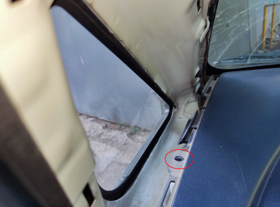 Место крепления торпедо у форточек