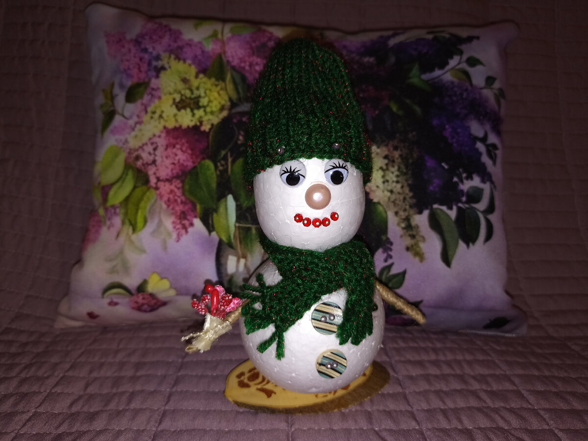 Снеговик из пенопластовых шаров. Фото автора.