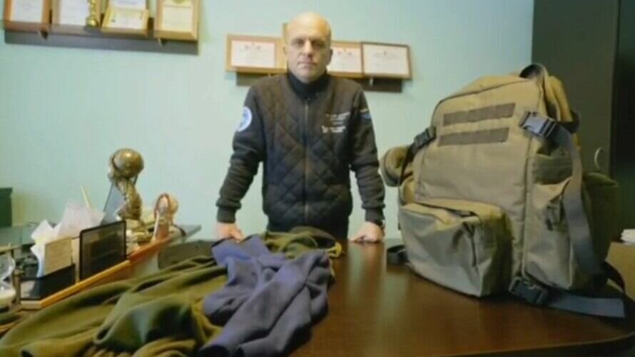     В рамках проекта «Люди чести» глава республики рассказал о депутате Можгинского совета Михаиле Чаузове и его помощниках. которые собрали, сопроводили и раздали 9,5 тонн гуманитарного груза для участников спецоперации.