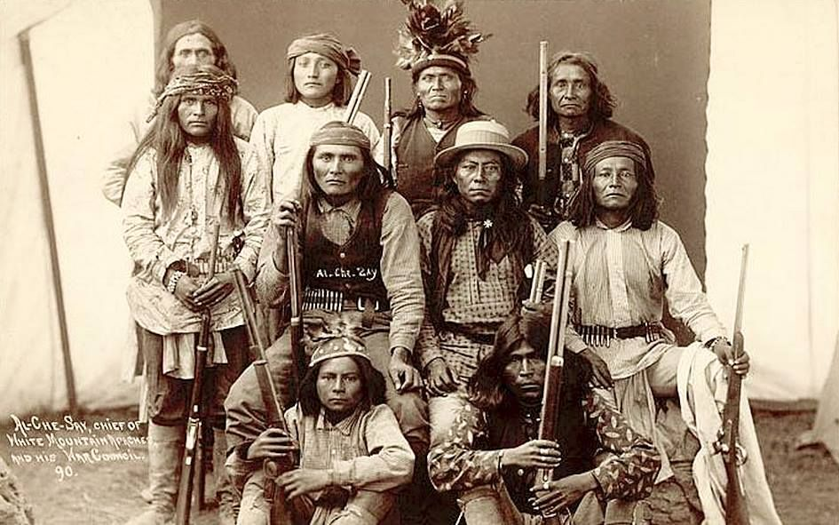 Апачи групп. Апачи индейцы Аризона. Скауты Апачи. Индейцы племени Апачи. Племя индейцев Апачи вождь Джеронимо.