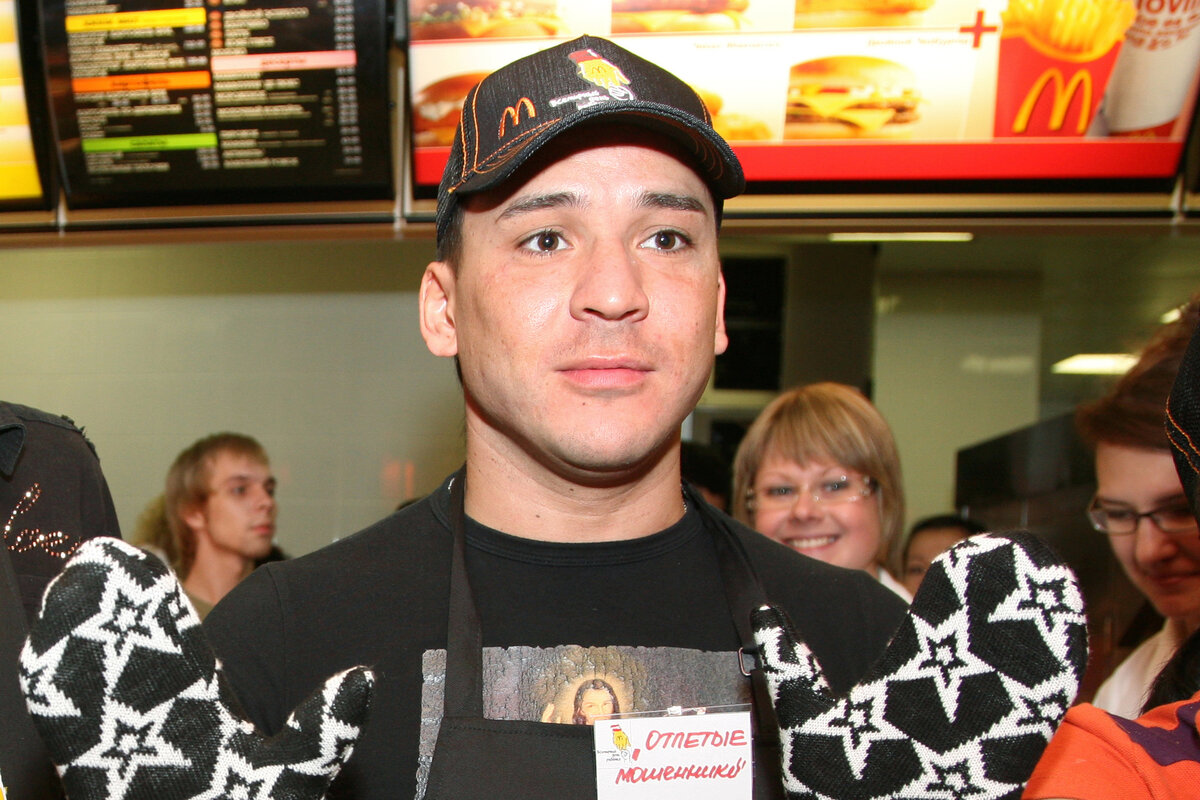 Бывший солист "Отпетых мошенников", известный под псевдонимом Том Хаос