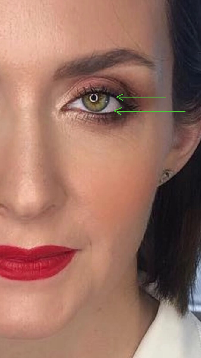 Для этого используйте водостойкие карандаши-кайялы. В данном макияже использован коричневый матовый карандаш Romanovamakeup.