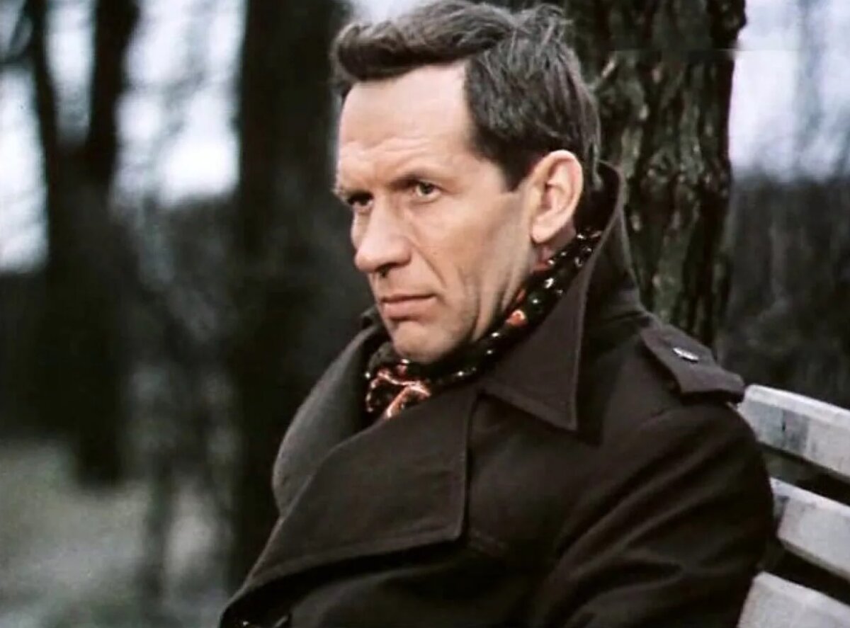 Чижегов - солидный инженер, ответственный работник на заводе. Сначала даже произвёл приятное впечатление.