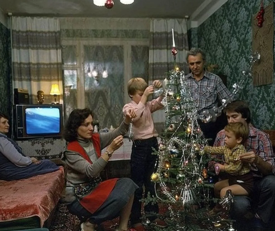 советская семья украшает елку