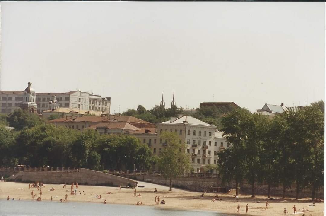 Фото из архива Галины Рэмптон. Самара. Некрасовский спуск. Пляж. Начало 90-х гг.