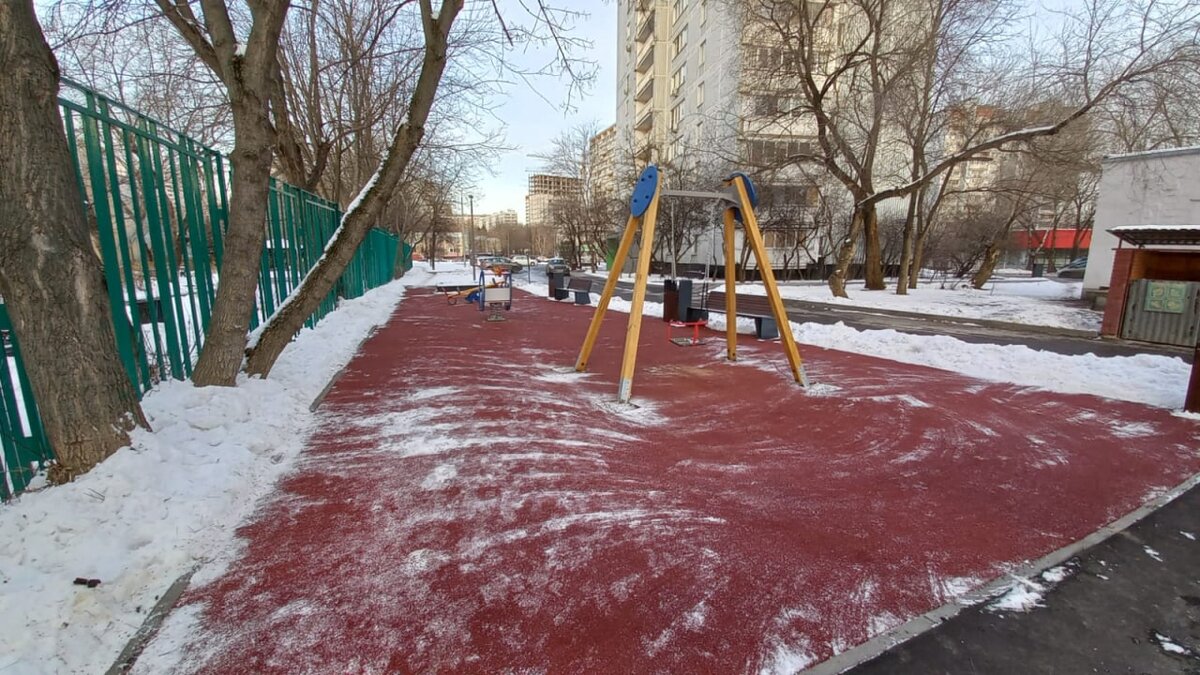 На детской площадке возле дома 1В по улице Молодцова установили недостающие  элементы | Команда Шапошникова | Дзен