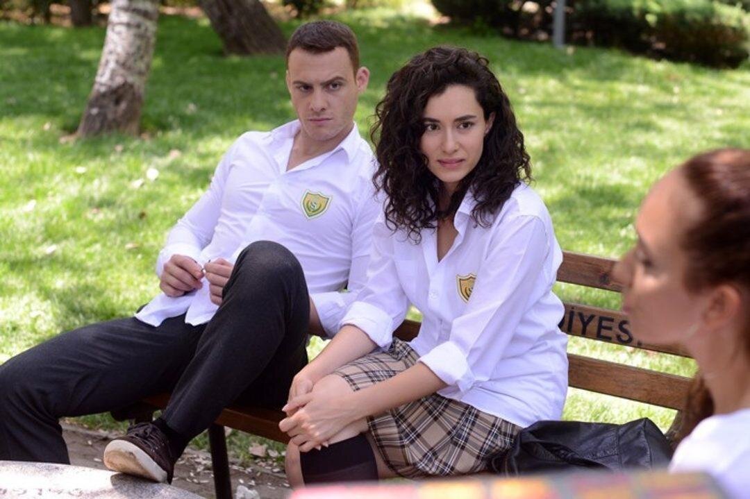 Керем и зейнеп. В ожидании солнца бора. Керем бурсин в ожидании солнца. Керем бурсин. «в ожидании солнца» / güneşi beklerken.