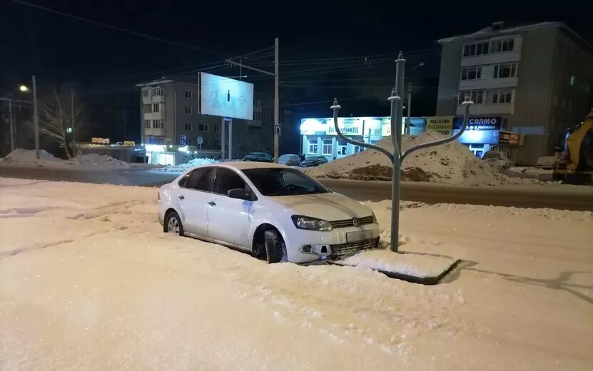    Пьяный водитель «Фольксвагена» врезался в опору для цветов на ул. 10 лет Октября в Ижевске