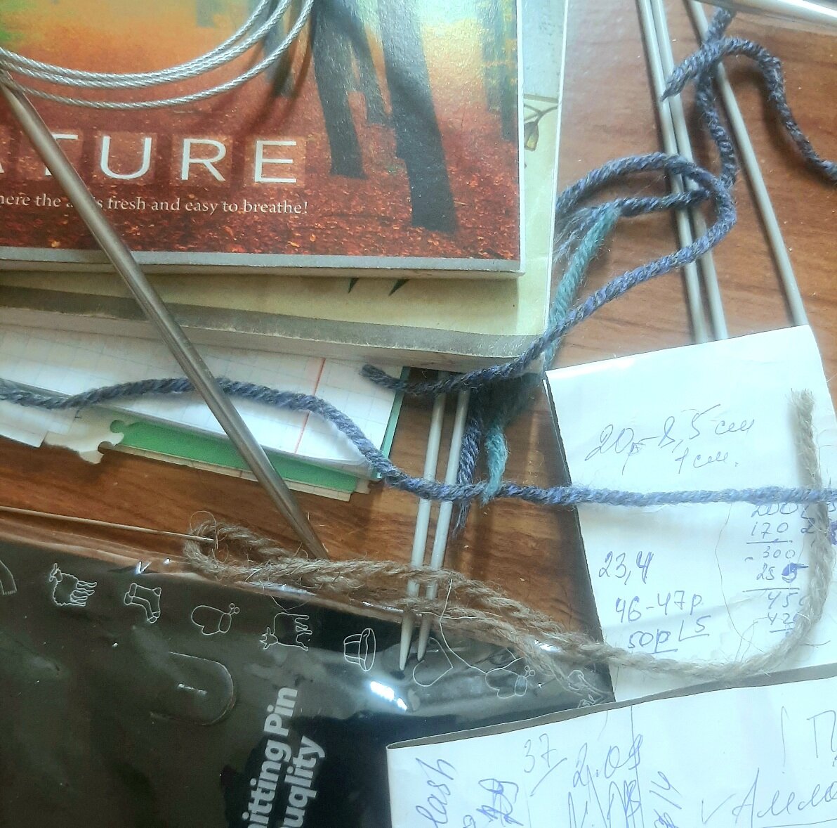 Стыдно конечно, но покажу край своего рабочего стола во время увлеченного процесса))) здесь и сейчас. Чего тут только нет, даже записи названия кошачьих глазных капель на этикетках от пряжи🤣😨