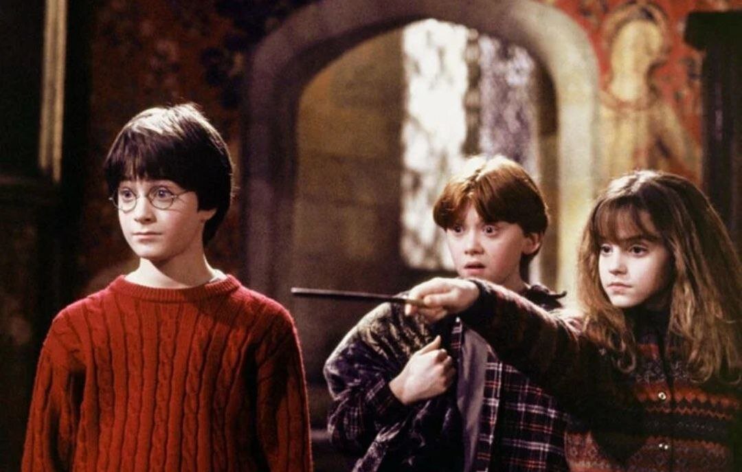 (Гарри, Рон и Гермиона учатся колдовать в свой первый год в Хогвартсе, imdb)