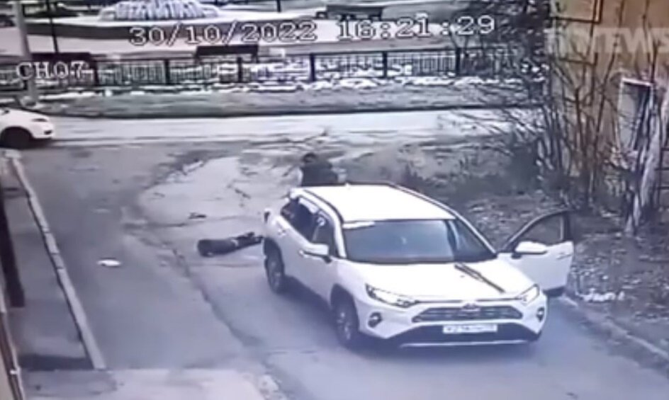Депутат сбил ребёнка, посмотрел на него и уехал.