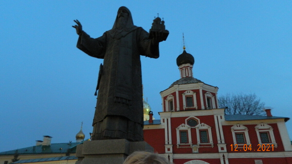 Это пример старинного монастыря- Зачатьевского. Рядом с ним нет рынка и история, подобная описываемой - не случалась никогда.