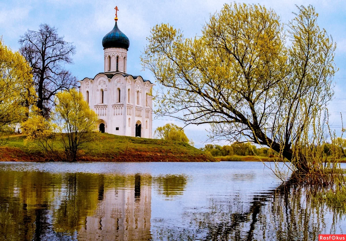 Храм покрова на нерли город. Храм покрова на нерли. покрова на нерли во владимире. церковь покрова на нерли осень.