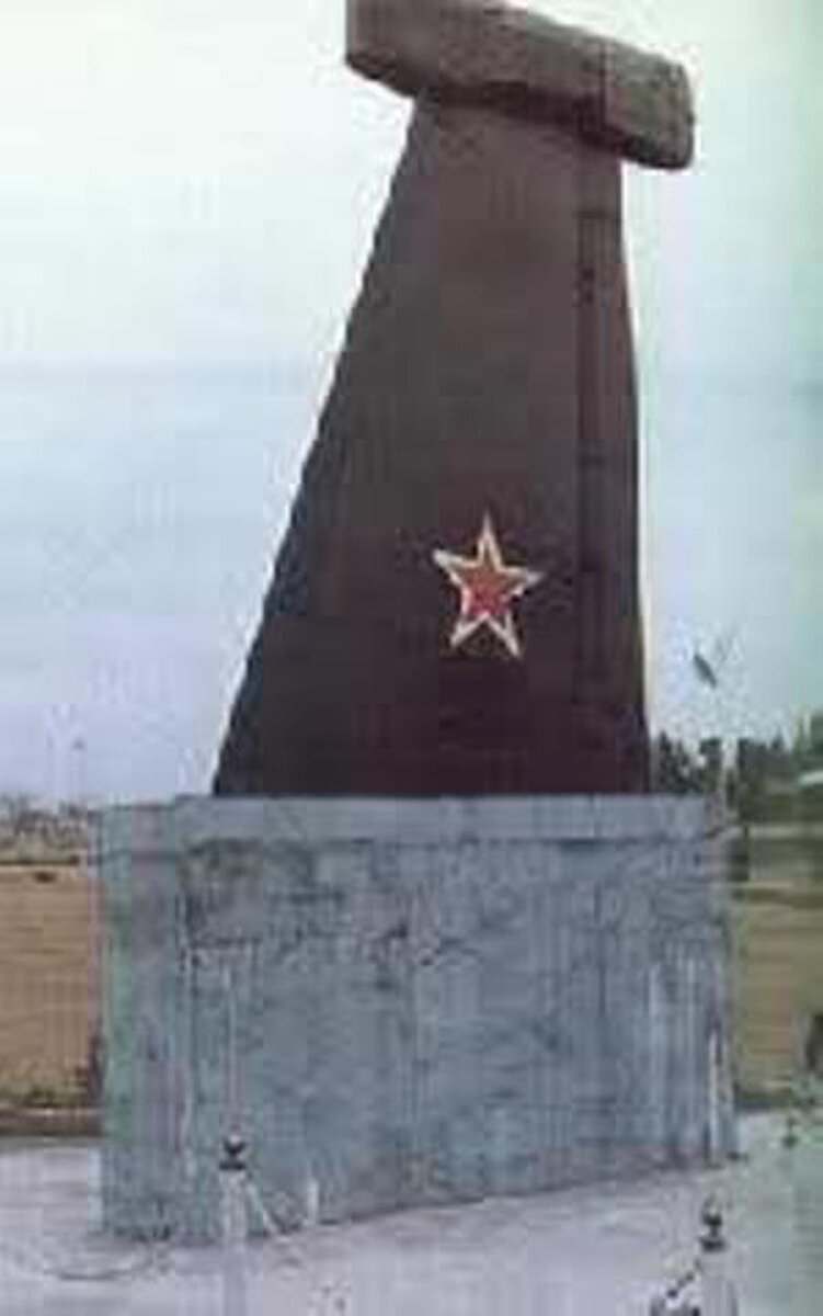 На территории пакистанских ВВС в Пешаваре на постаменте часть крыла СУ 25, которого пилотировал полковник Александр Руцкой.