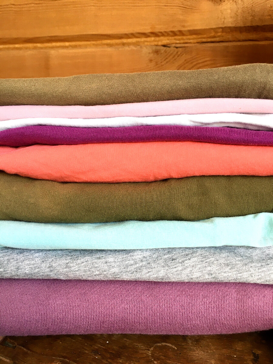 Старые вещи, которые мы давно не носим, можно использовать для изготовления трикотажной пряжи