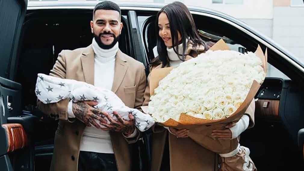 Анастасия Решетова и Тимати. Фото с выписки из роддома. 