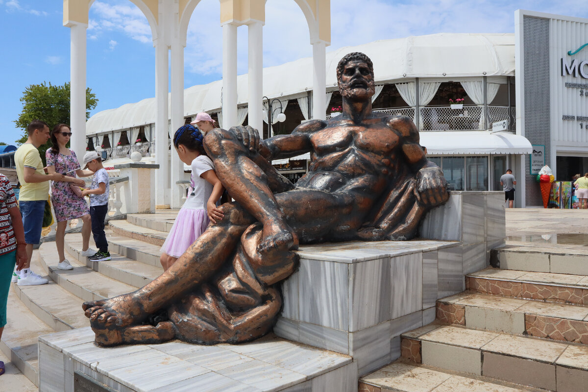 Фото автора. Ступени к центральному пляжу Евпатории. Скульптура "Отдыхающий Геракл"