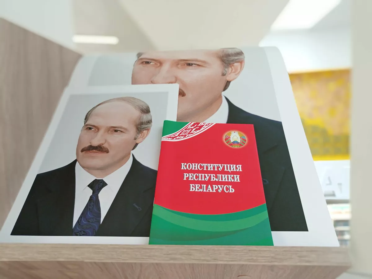 Конституция РБ. Конституция Республики Беларусь 2004. Лукашенко Конституция. Конституция Беларуси 1994. Конституция республики беларусь 1994