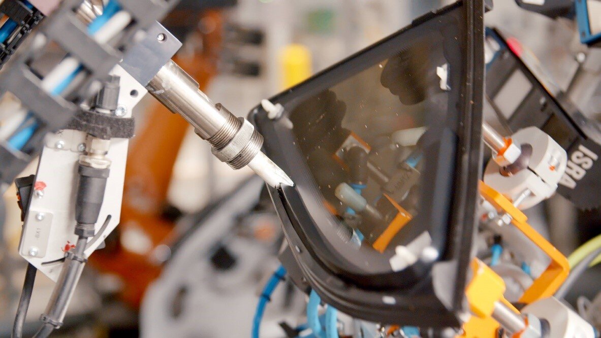 Изображение 2: нанесение клея на боковые окна с помощью технологии Dürr Источник: Dürr
