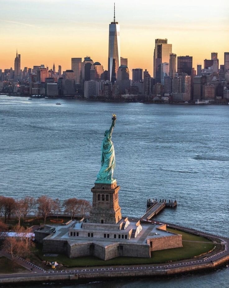 Чем известна страна сша. Нью Йорк статуясвободу. Статуя свободы США. Штат Нью-Йорк статуя свободы. Манхэттен статуя свободы.