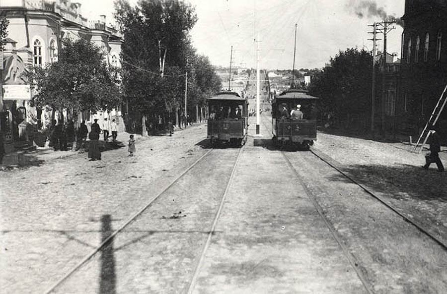 Трамваи на Херсонской. Прямо по курсу - Красная площадь. Фото из Настенко А.В. Путь через три века