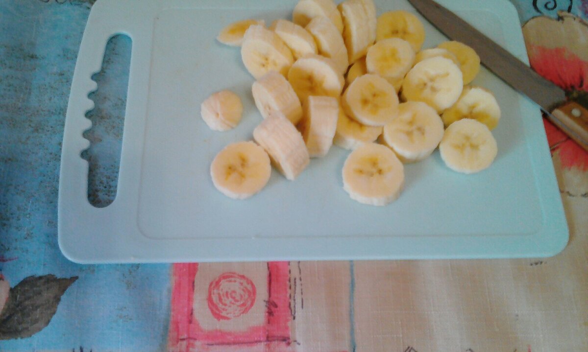 Бананы нарезать и заморозить.