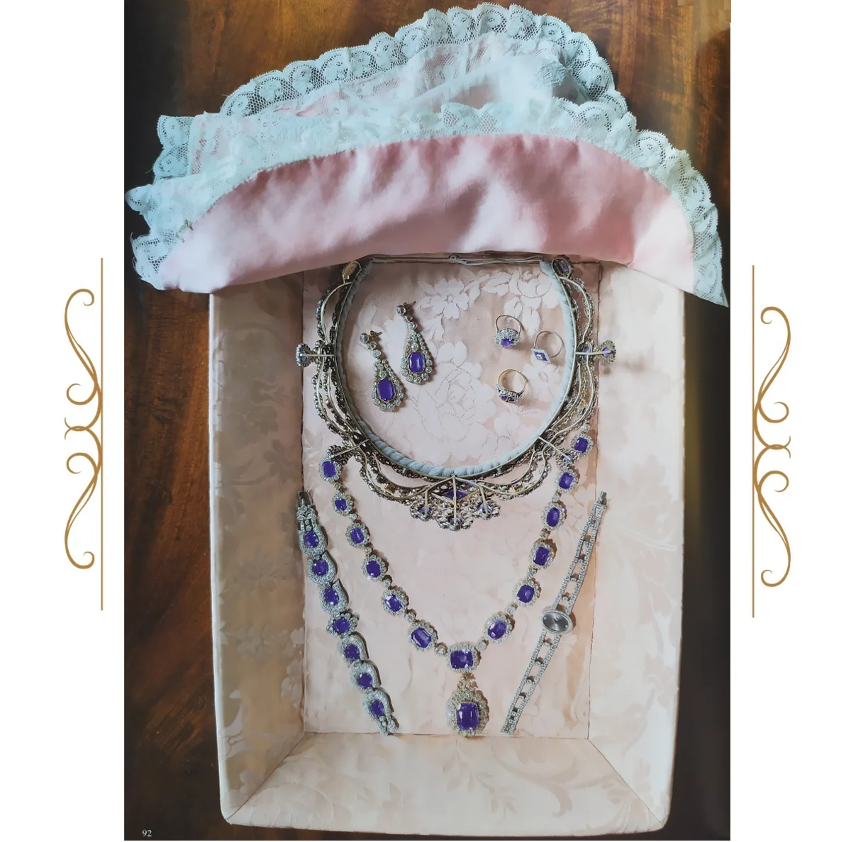 Иллюстрация из книги Анжелы Келли "Dressing the Queen. The Jubilee Wardrobe"