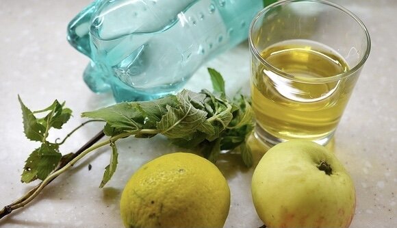 Подготовьте все необходимые ингредиенты. Вода может быть обычная газированная, но в этом случае, возможно, придется добавлять сахар. А можно взять сладкую газировку и больше ничего не добавлять.