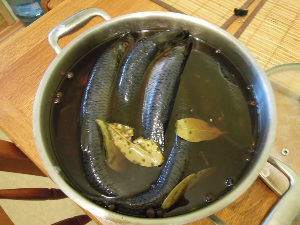 Посолить вкусно селедку целиком. Селедка Иваси СССР. Иваси пряного посола. Сельдь в рассоле. Солёная селёдка в домашних.