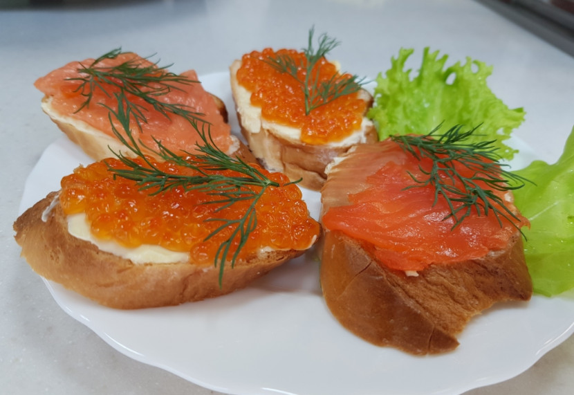 Бутерброды с красной икрой и красной рыбой. Фото из интернета 