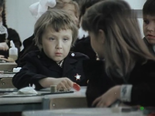 Знакомьтесь, герой сегодняшней публикации - Дима Кругликов. Авантюрист, изобретатель, упрямый и волевой мальчик, верящий в личностный рост и успех. Посмотрим, получится ли у него это? (C) Здесь и далее, кадры из фильма "Сильная личность из 2А" режиссёра Анатолия Ниточкина, 1984 г., Экран (Останкино)