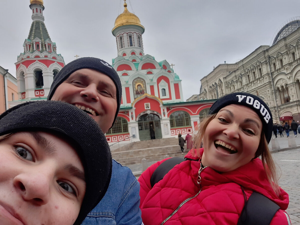Не забудьте с собой взять шарфы и шапки.