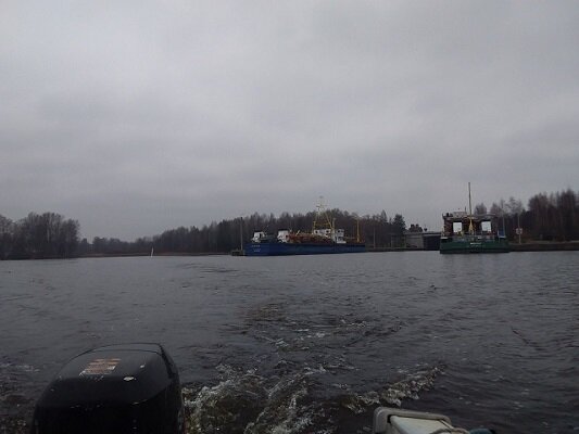 На фото: Лесовозы у входа в Сайменский канал
