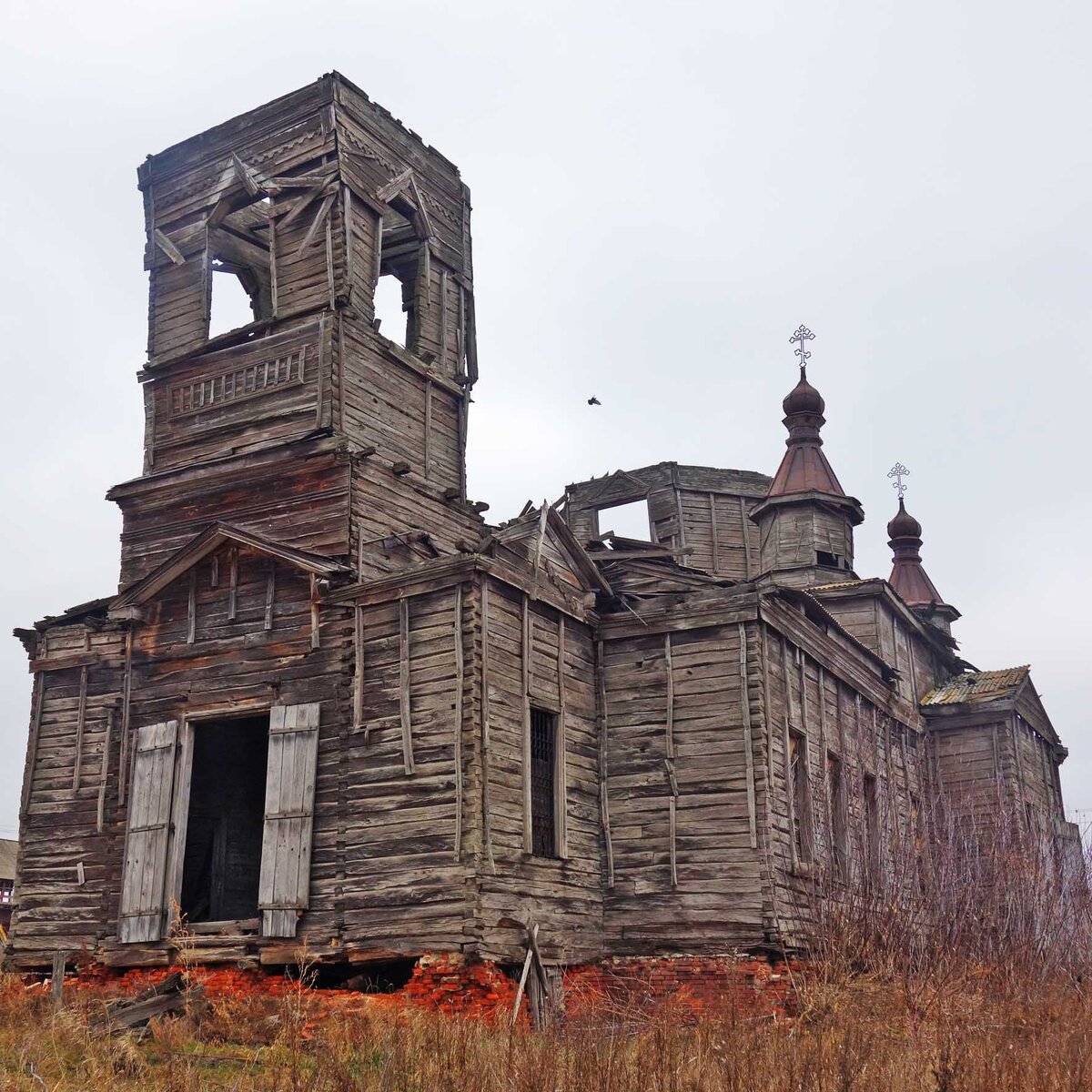Как он продержался столько лет? Загадка. При Советах в нём было зернохранилище, и мало кто заботился о сохранении культурного и исторического наследия. Это был просто «амбар» с крестами, в котором лежит благословенное зерно.