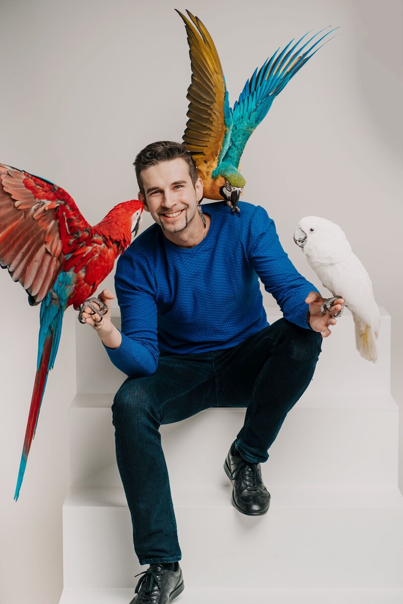 С пернатыми друзьями — Принцем, Арчи и Марго. Здесь и далее фото из личного архива Сергея Ступакова