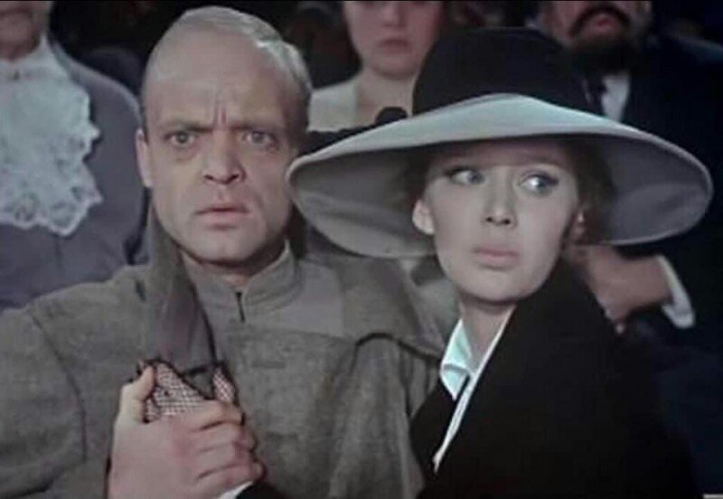 Кадр из фильма "Бег", 1970, В роли Хлудова — Владислав Дворжецкий. Серафима — Людмила Савельева https://www.kinopoisk.ru/name/185622/