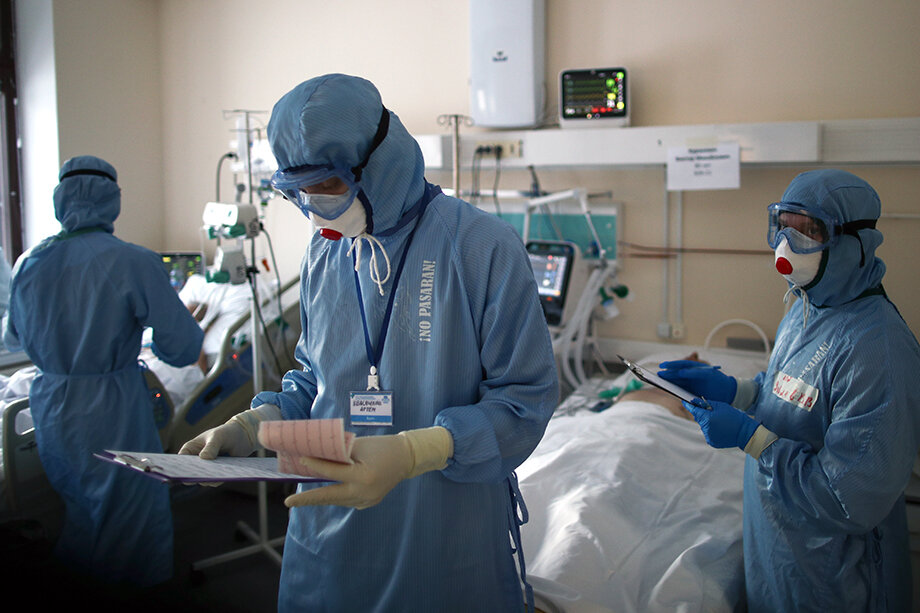 По словам академика РАМН и РАН Виталия Зверева, мировая статистика говорит о том, что за год количество осложнений от коронавирусных вакцин в мире, без учёта России, составило 2 млн 467 тыс. случаев. Фото: Сергей Бобылев/ТАСС