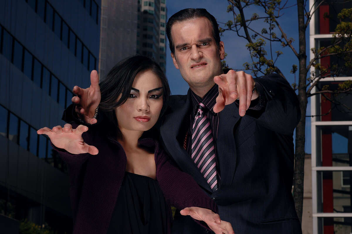 Городские вампиры не похожи на киношных, с длинными зубами. Нет, они модно одеты и отлично выглядят, но суть их от того не меняется. 