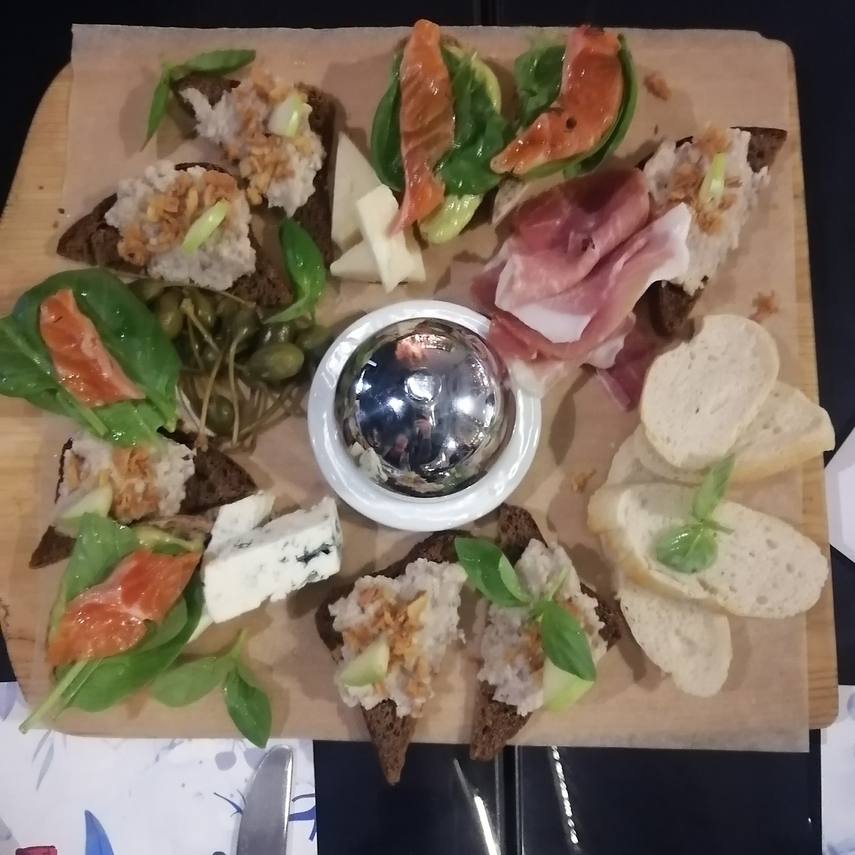 Это ужин в ресторане в центре столицы. Но он не сделает вашу пару крепче, если вы сами не приложите усилия) 