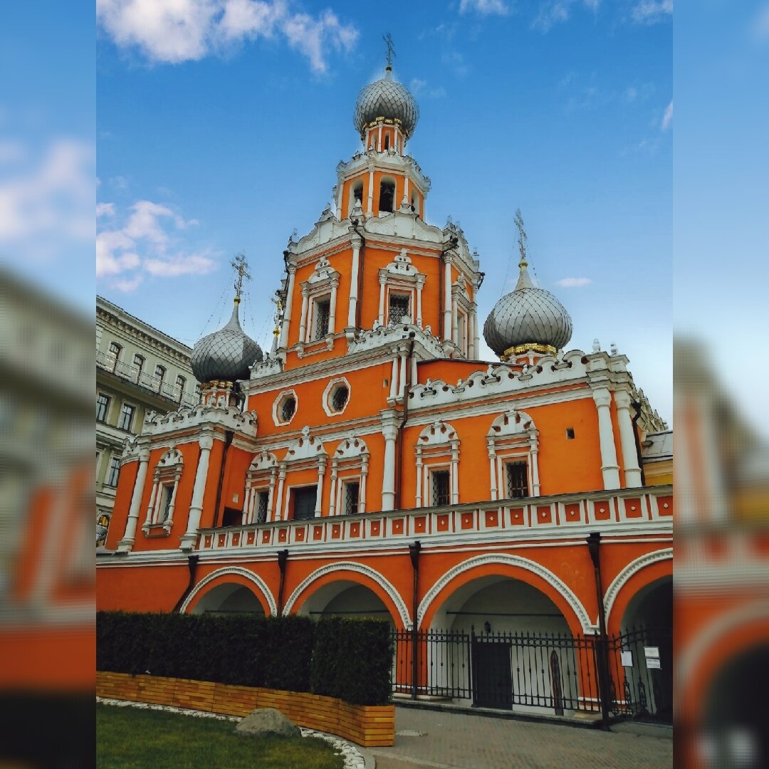 Узнаваемый стиль Нарышкинское барокко. Предполагают, что это один из первых храмов, построенный в таком стиле.