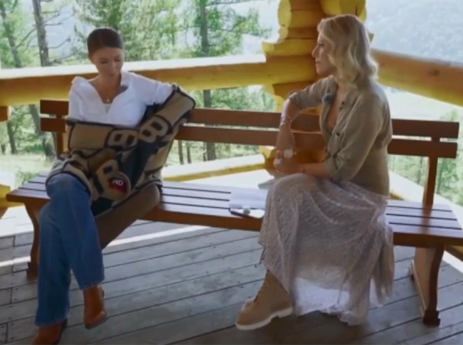 Елена Блиновская и Ксения Собчак во время интервью. Скриншот видео 