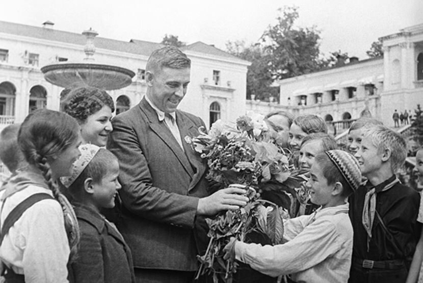 Алексей Стаханов среди пионеров во время отдыха в Сочи