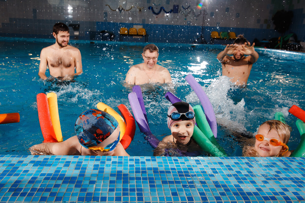 С родителями гораздо круче, ведь лучше и надежней их никого не существует. 