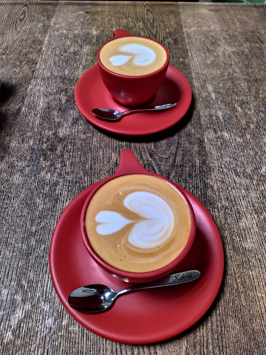 Чашка капуччино холодным днем в Москве