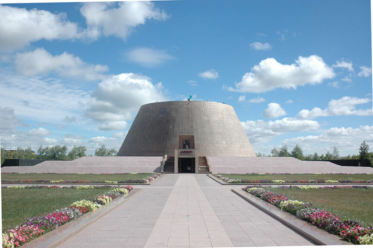 Сегодня на месте лагеря – Музейно-мемориальный комплекс жертв политических репрессий и тоталитаризма АЛЖИР