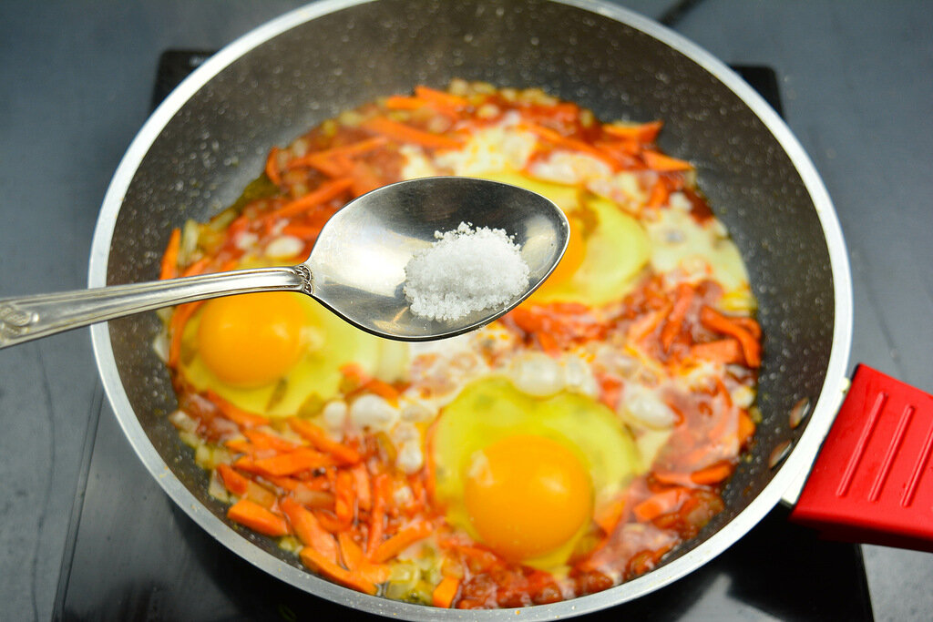 Если дома есть морковь, то этот рецепт завтрака вас точно порадует. Сытно и готовится быстро