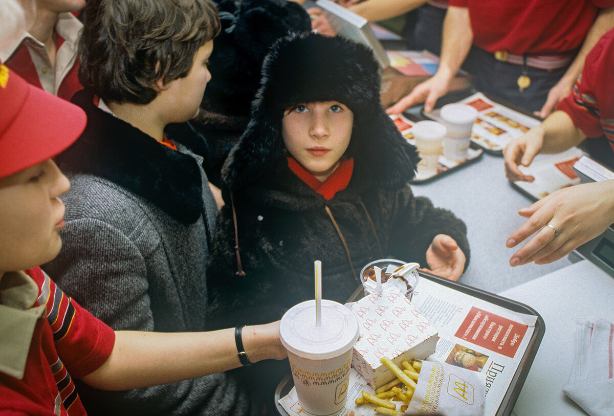 Mcdonald s family. Очередь в первый макдональдс в Москве 1990. Первый макдональдс в Москве 1990. Очередь в макдональдс 1990 Москва. Открытие Макдональдса в Москве 1990.