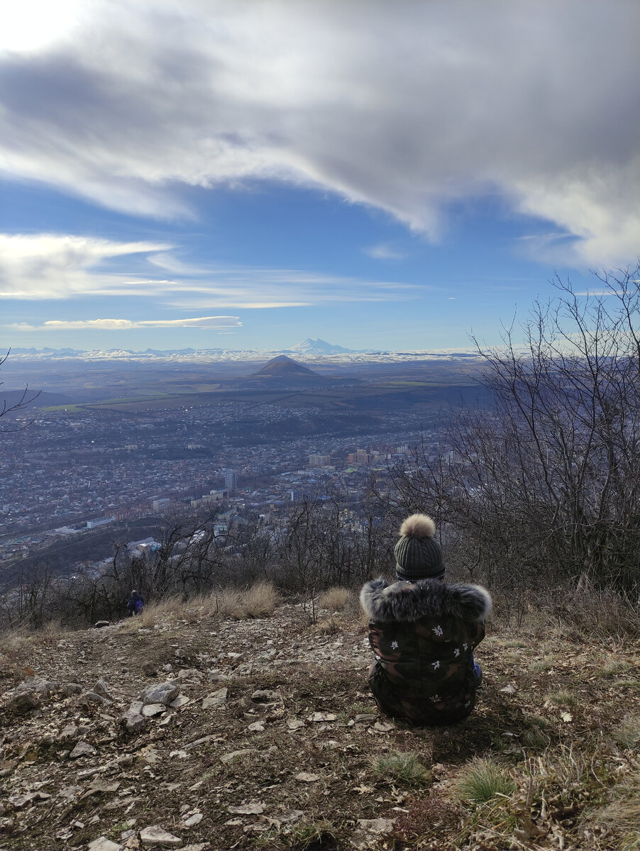 Вид на Эльбрус с горы Машук в Пятигорске.